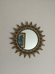 Miroir décoratif original de forme géométrique fantaisie asymétrique fixé au mur.