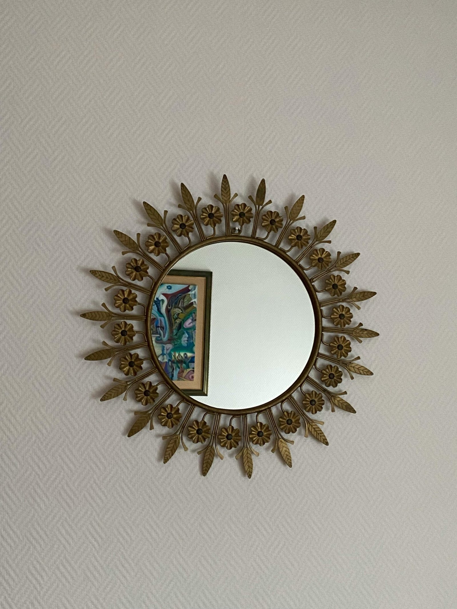 Miroir décoratif original de forme géométrique fantaisie asymétrique fixé au mur.