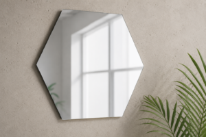 Panneau miroir en aluminium découpé sur mesure en forme géométrique posé sur fond clair