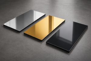 Plaques composites aluminium miroir finitions argent or et anthracite posées en parallèle