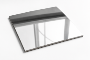 Tôle inox poli miroir posée à plat sur fond clair