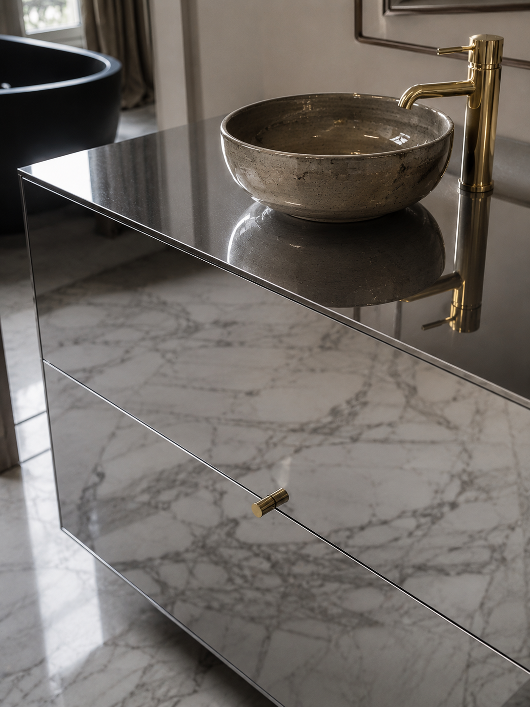 Salle de bain en marbre avec habillage miroir